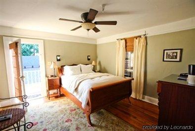 Maison De Macarty Bed & Breakfast 3*
